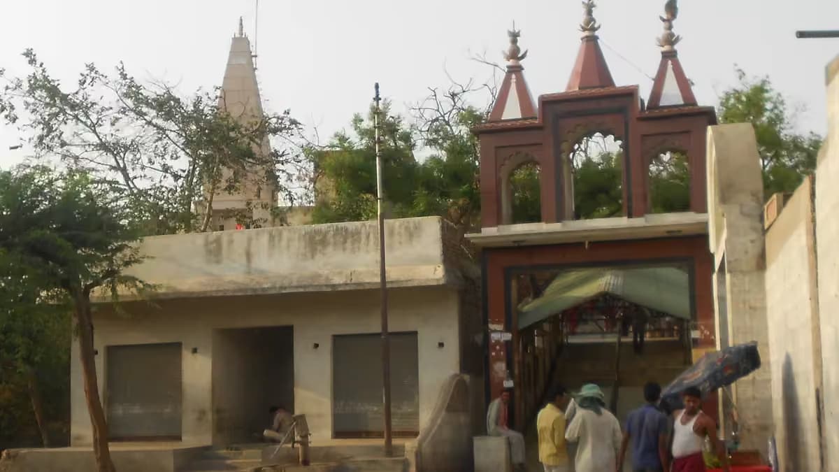 Shri Gokulnath Ji Mandir - Real Mandir Darshan & Architecture Photo Shri Gokulnath Ji Mandir in Gokul, Mathura Braj Bhoomi - Real Darshan Photograph