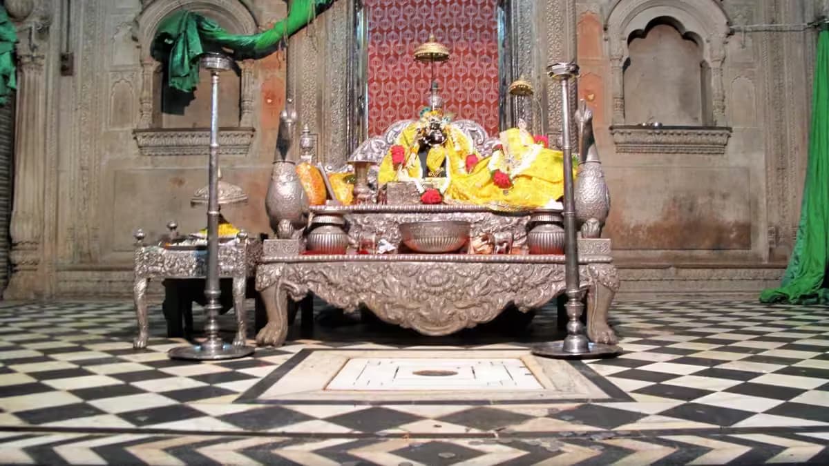 Shri Radha Raman Mandir Vrindavan 2026: Timings, Story & Complete Guide - Real Mandir Darshan & Architecture Photo Shri Radha Raman Mandir Vrindavan 2026: Timings, Story & Complete Guide in Vrindavan, Mathura Braj Bhoomi - Real Darshan Photograph