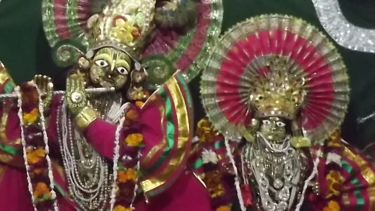 Shri Radha Damodar Mandir - Real Mandir Darshan & Architecture Photo Shri Radha Damodar Mandir in Vrindavan, Mathura Braj Bhoomi - Real Darshan Photograph
