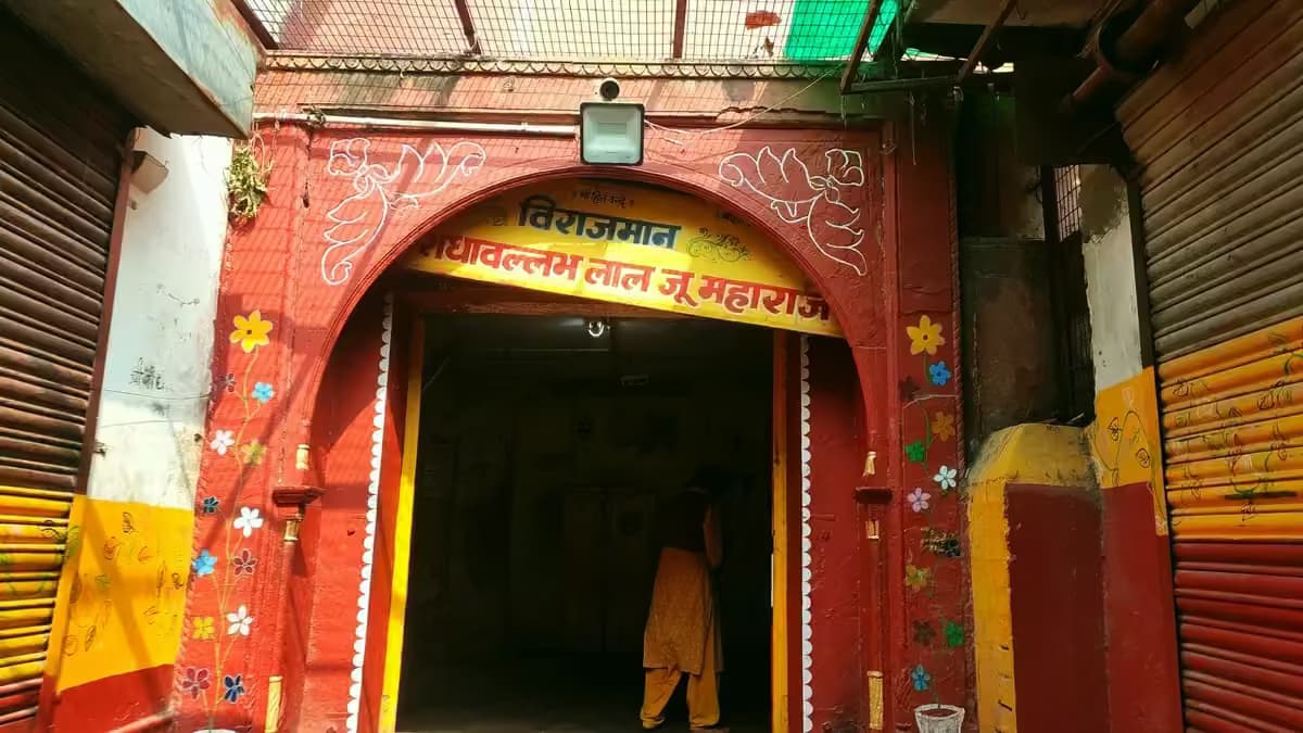 Shri Radha Vallabh Mandir – The Temple Where Radha is Supreme - Real Mandir Darshan & Architecture Photo Shri Radha Vallabh Mandir – The Temple Where Radha is Supreme in Vrindavan, Mathura Braj Bhoomi - Real Darshan Photograph